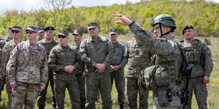 Komandanti i Iowa-s përcjell nga afër ushtrimin fushor të FSK-së