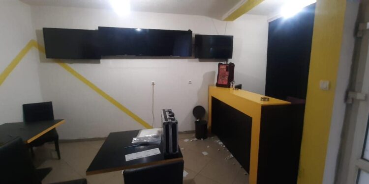 Policia në Skenderaj identifikon lokalin ku organizohej bixhoz i paligjshëm