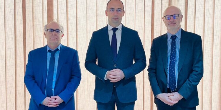 Simiq takohet me diplomatët francezë: Nuk kthehemi në institucione pa Asociacionin