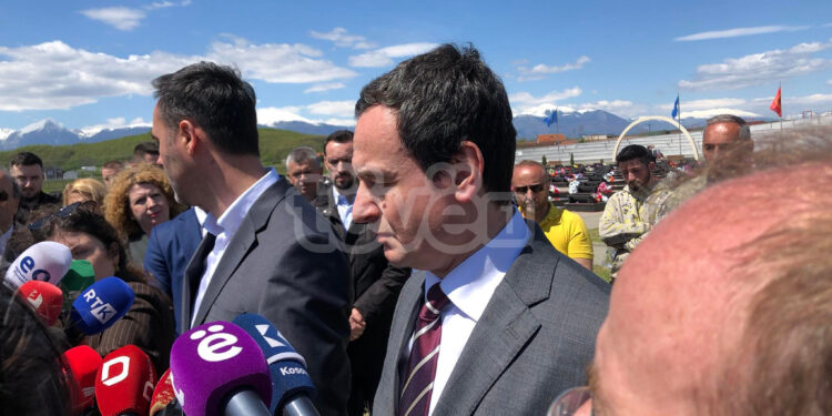 Kurti nga Meja i bënë thirrje BE-së që të ushtrohet presion mbi Serbinë për të pagjeturit