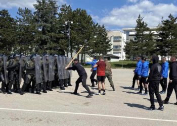 Policia e FKS-së trajnimin për kontrollin e turmave e monitoruar nga karabinierët italianë