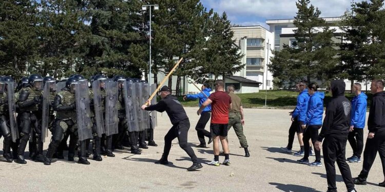 Policia e FKS-së trajnimin për kontrollin e turmave e monitoruar nga karabinierët italianë