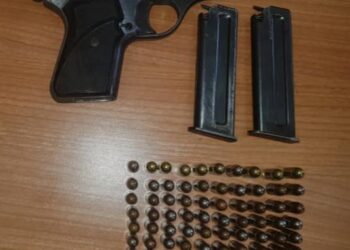 Policia sekuestrohen dy armë zjarri në Prishtinë