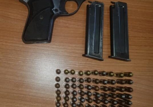 Policia sekuestrohen dy armë zjarri në Prishtinë