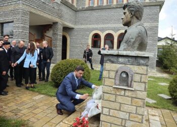 Krasniqi viziton familjen e Ilaz Kodrës në 24 vjetorin e rënies
