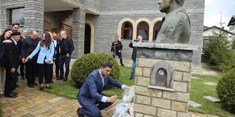 Krasniqi viziton familjen e Ilaz Kodrës në 24 vjetorin e rënies