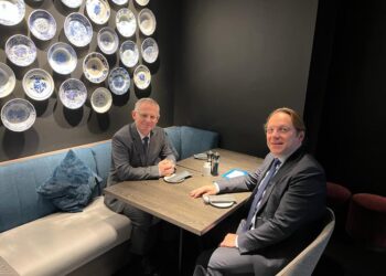 Bislimi takohet me Varhelyin, i thotë se Kosova është e angazhuar për të ecur bindshëm drejt BE-së