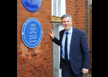 Kapiti publikon fotografi nga ambasada e re në Londër: Urime Kosovë!