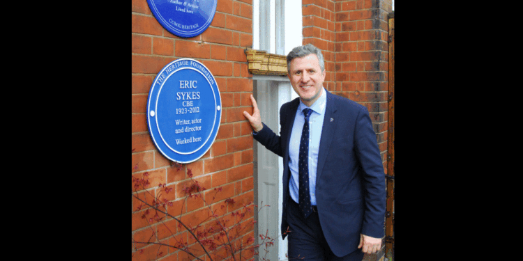 Kapiti publikon fotografi nga ambasada e re në Londër: Urime Kosovë!