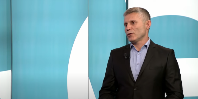 Ramadani: Qeveria e Kosovës duhet të kërkojë që Vuçiq të hyjë në listë të zezë