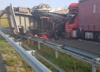 Lëndohen dy drejtuesit e kamionëve pasi përfshihen në një aksident