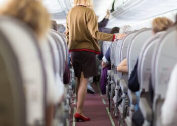 Stjuardesa tregon këpucët që nuk duhet të vishni kurrë në avion