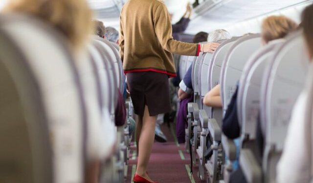 Stjuardesa tregon këpucët që nuk duhet të vishni kurrë në avion