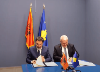 Nënshkruhet protokolli, lehtësohet qarkullimi me mjete në të dy anët e kufirit Kosovë-Shqipëri