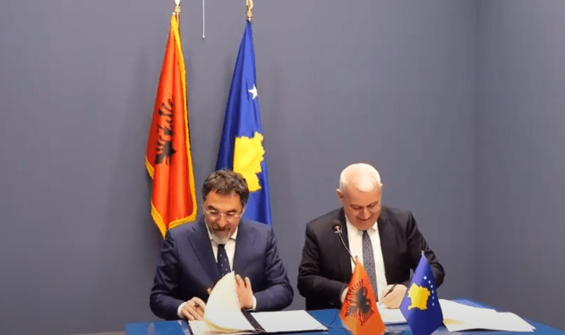 Nënshkruhet protokolli, lehtësohet qarkullimi me mjete në të dy anët e kufirit Kosovë-Shqipëri