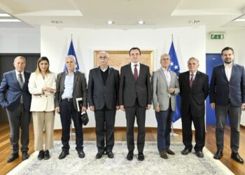 Kurti takohet me përfaqësuesit e shoqatës së ish të burgosurve politikë të Kosovës