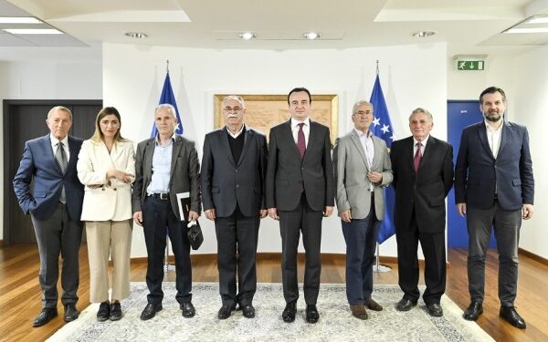 Kurti takohet me përfaqësuesit e shoqatës së ish të burgosurve politikë të Kosovës