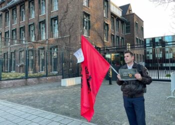 Diaspora shqiptare në Hagë, në mbështetje të ish-krerëve të UÇK-së