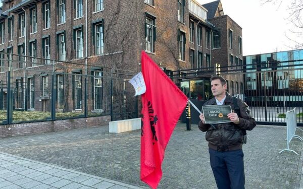 Diaspora shqiptare në Hagë, në mbështetje të ish-krerëve të UÇK-së