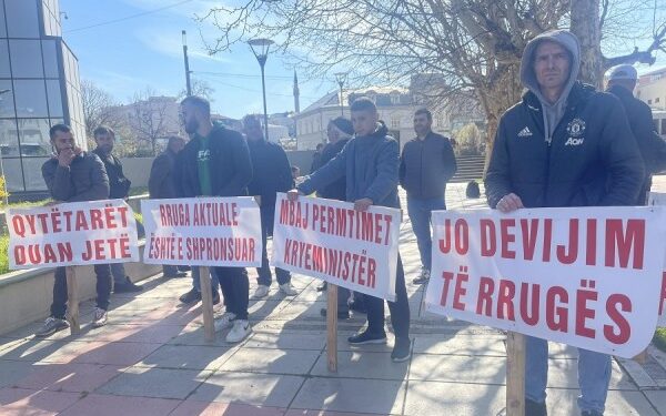 Banorët nga Malisheva e Klina protestojnë para Qeverisë kundër devijimit të autostradës