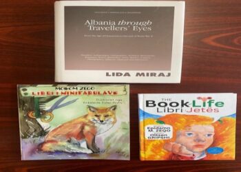 ​Kurti mirëpriti familjarët e shkrimtarit të ndjerë, Moikom Zeqo