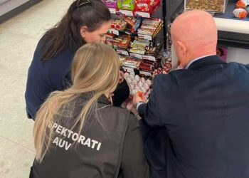 AVU-i gjeti produkte me afat të skaduar në një market, paralajmëron procedurë në gjykatë