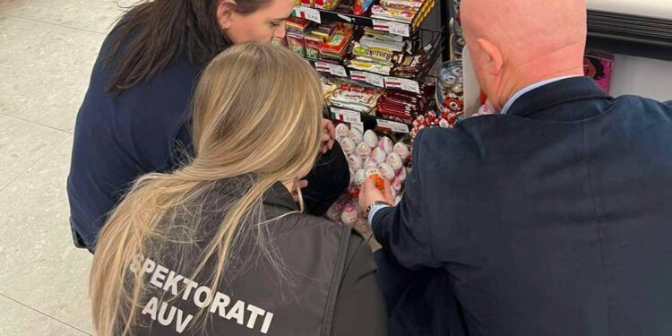 AVU-i gjeti produkte me afat të skaduar në një market, paralajmëron procedurë në gjykatë