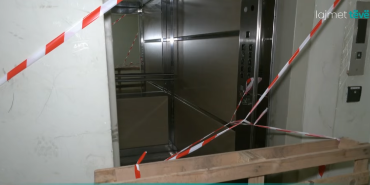 Bie ashensori, tre të lënduar