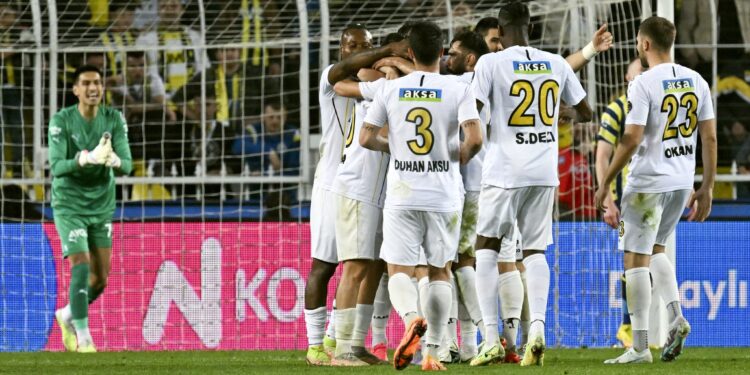 Valon Ethemi shënon dy herë ndaj Fenerbahçes