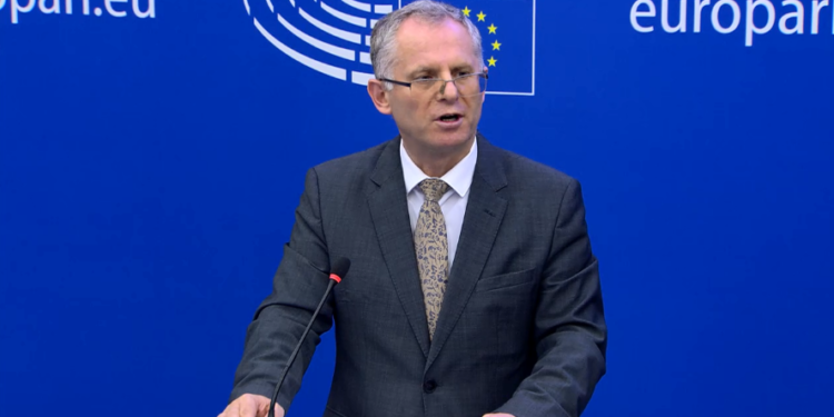 Bislimi pas nënshkrimit të vendimit për heqjen e vizave: Përçohet mesazhi se jemi pjesë e Evropës