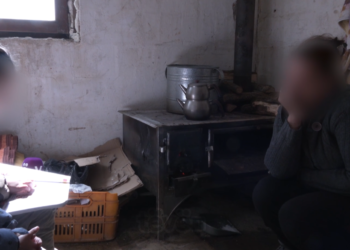 Nëna e katër fëmijët kërkojnë ndihmën e bamirësve