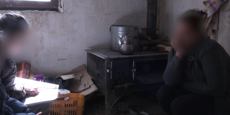 Nëna e katër fëmijët kërkojnë ndihmën e bamirësve