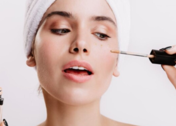 Tre probleme që mund të shkaktohen në fytyrë nëse nuk e pastroni grimin