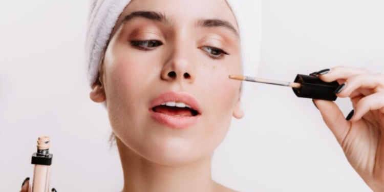 Tre probleme që mund të shkaktohen në fytyrë nëse nuk e pastroni grimin