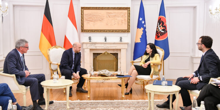 Osmani takon të dërguarin e posaçëm të Gjermanisë e Austrisë, flasin për marrëveshjen Kosovë-Serbi