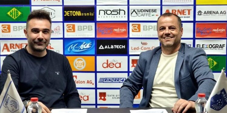 Zyrtare, Akis Valvalis trajneri i Dritës