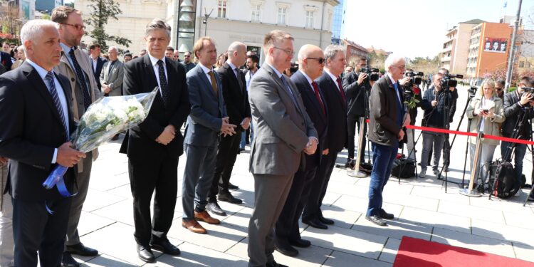 Abbott: Qeveria e Kosovës dhe Serbisë të bëjnë gjithçka që munden për të zgjidhur fatin e të zhdukurve