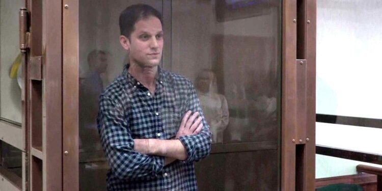 Gazetari amerikan i arrestuar në Rusi del para gjykatës