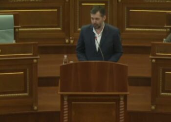 Ministri Çeku e deputeti Zemaj shahen në mes vete