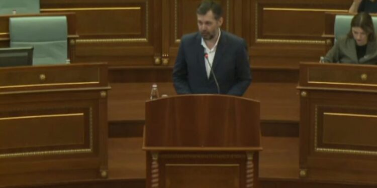 Ministri Çeku e deputeti Zemaj shahen në mes vete