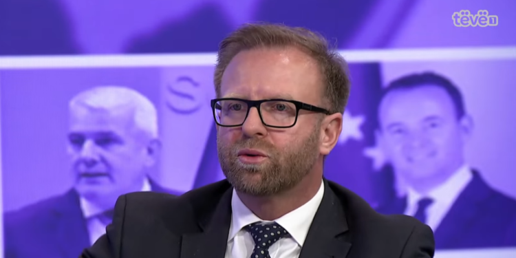 Abazi thotë se LVV-ja e kanë larguar nga një grup në Whatsapp me urdhër të Kurtit