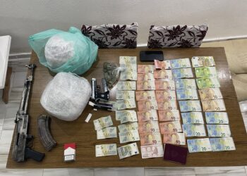Policia i gjen AK 47, drogë e para 23-vjeçarit në Prishtinë që tentoi t’i ikte