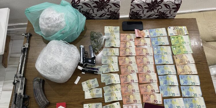 Policia i gjen AK 47, drogë e para 23-vjeçarit në Prishtinë që tentoi t’i ikte