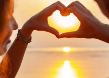 Meshkujt flasin pak, por dërgojnë sinjale kur bien në dashuri