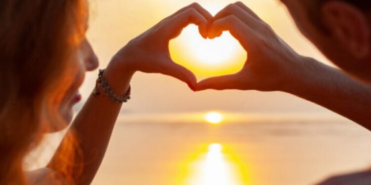 Meshkujt flasin pak, por dërgojnë sinjale kur bien në dashuri