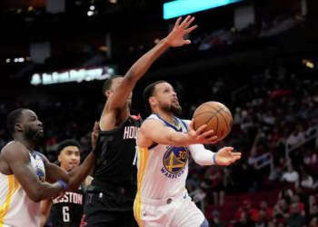 Kampionët barazojnë serinë çerekfinale, fitojnë Boston dhe New York