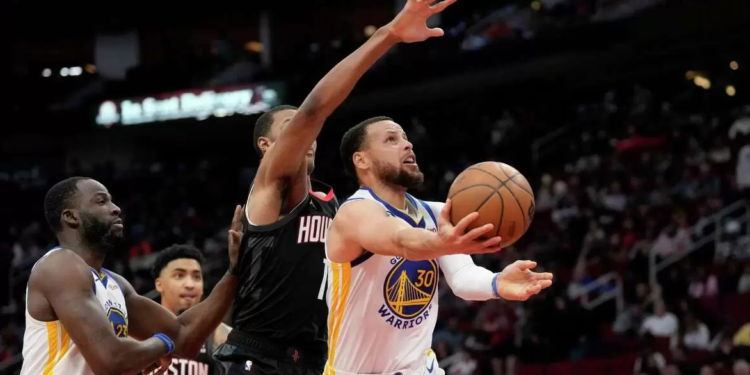 Kampionët barazojnë serinë çerekfinale, fitojnë Boston dhe New York