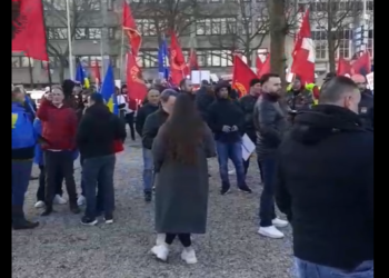 Mblidhen protestuesit para Gjykatës Speciale ku do të filloj gjykimi i ish-krerëve të UÇK-së në Hagë