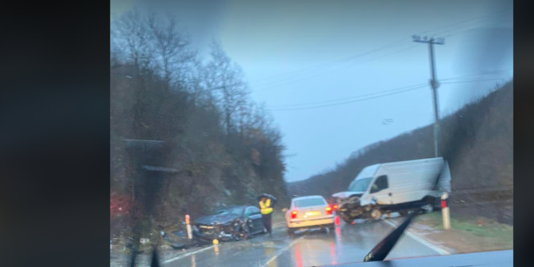 Aksident mes dy automjeteve në magjistralen Prishtinë-Gjilan, shkaktohen dëme të konsiderueshme