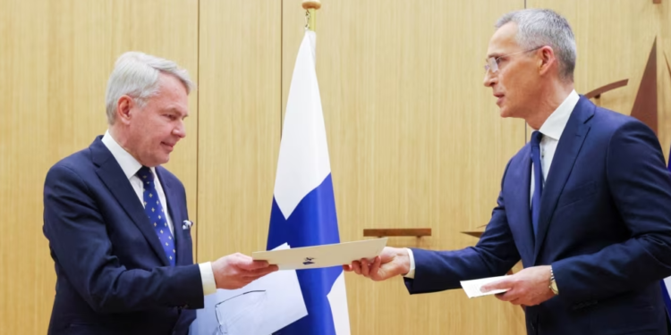 Finlanda anëtarësohet në NATO, dyfishohet kufiri i aleancës ushtarake me Rusinë